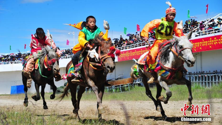 चीनको तिब्बतमा घोडचढी प्रतियोगिता