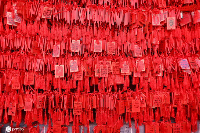 壁一面に真っ赤な願掛け札がびっしり！その数10万枚　陝西省西安_fororder_tt1