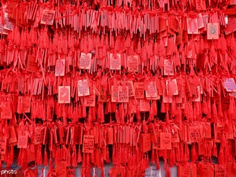 壁一面に真っ赤な願掛け札がびっしり！その数10万枚　陝西省西安