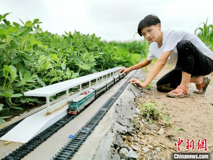 自宅の畑に「小型の高速鉄道」を建設した大学生　河南_fororder_g2.JPG