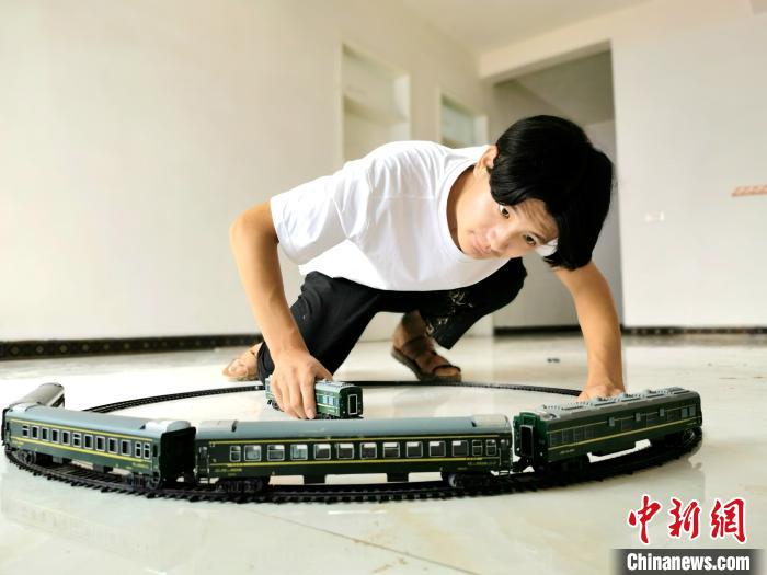 自宅の畑に「小型の高速鉄道」を建設した大学生　河南_fororder_ii