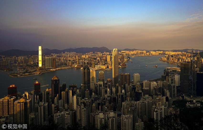 图片默认标题_fororder_（粤港澳大湾区）图为2019年1月20日，金光熠熠的香港国际金融中心二期（中）和环球贸易广场（左）