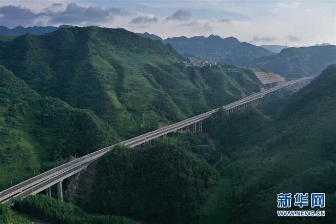 烏蒙山の山間部にまた高速道路が開通　雲南省昭通市