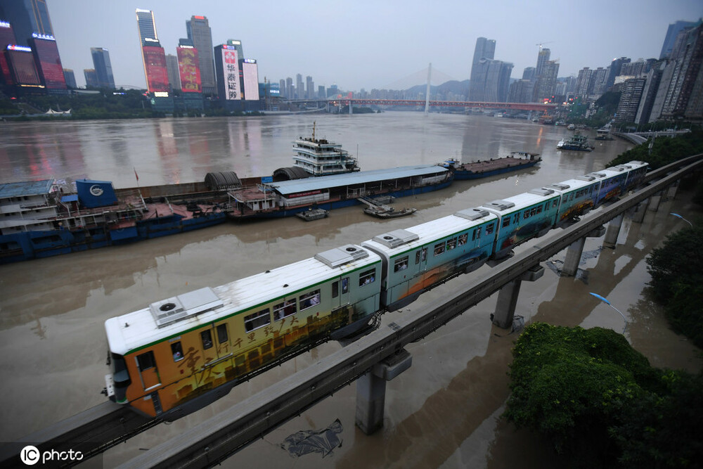 重慶モノレール2号線が「水上を走る列車」に_fororder_FOREIGN202008201459000494429239215