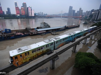 重慶モノレール2号線が「水上を走る列車」に
