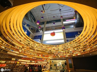 360度ぐるりと書棚！驚きの内装で人気の書店　フフホト