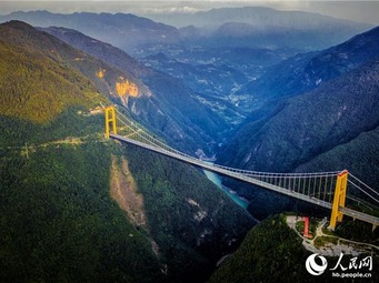 上空から捉えた「天の橋」四渡河大橋　湖北省