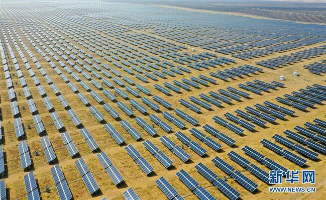 空から見たクブチ砂漠の太陽光発電施設　内モンゴル_fororder_FOREIGN202009151423000081854586490