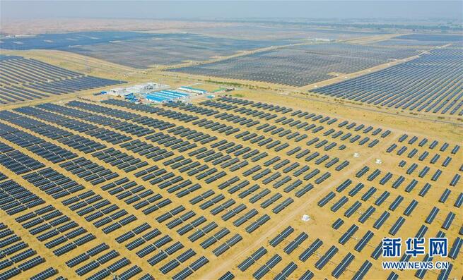 空から見たクブチ砂漠の太陽光発電施設　内モンゴル_fororder_FOREIGN202009151423000097320695002