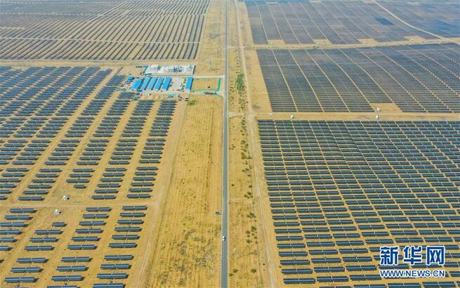 空から見たクブチ砂漠の太陽光発電施設　内モンゴル_fororder_FOREIGN202009151423000099019850980