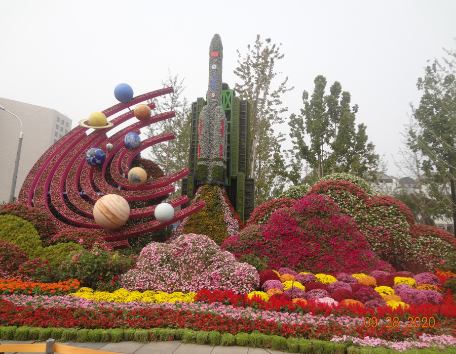 चिनियाँ राष्ट्रिय दिवसका अवसरमा फूलले सिँगारिएको बेइजिङ