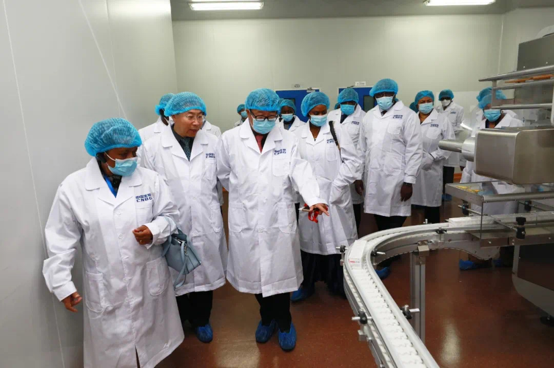 السفراء الأفارقة لدى الصين يزورون مركز بحوث المنتجات الحيوية التابع لمجموعة الصين للأدوية
