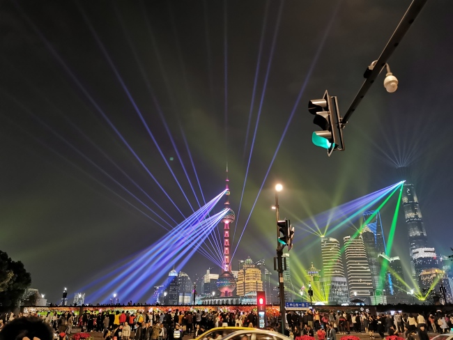 المنظر الليلي الرائع لمنطقة "واي تان" السياحية بمدينة شانغهاي