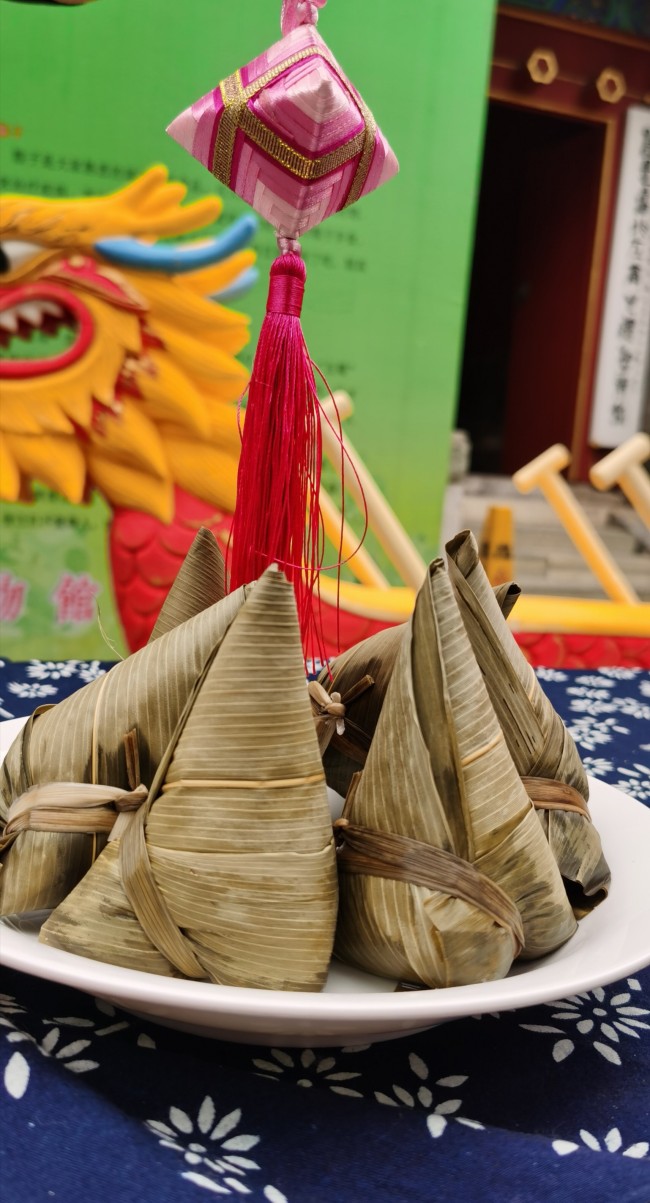 متحف بكين للعادات والتقاليد الشعبية يقيم عرضا خاصا بعيد قوارب التنين الصيني التقليدي