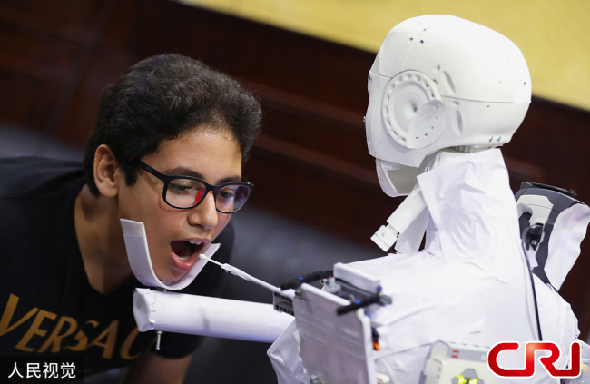 روبوت يجري اختبار الحمض النووي للجمهور في مصر