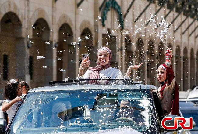 طلاب المدارس الثانوية الفلسطينية يشاركون في موكب سيارات للاحتفال بإعلان نتائج الاختبارات