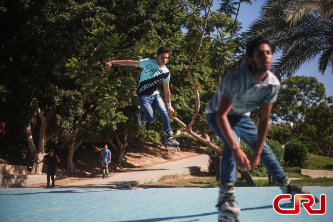 غزة: مراهقون فلسطينيون يمارسون رياضة التزلج