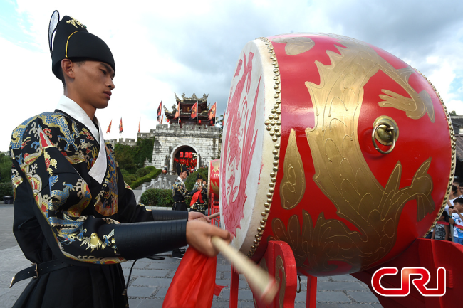 مائة جمال في أزياء صينية تقليدية تستعرض في مدينة تشينغيان القديمة