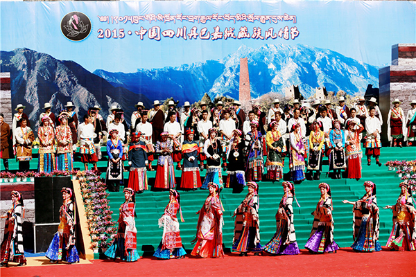 चीनको स छ्वान प्रान्तीय तानबा जिल्लामा च्यारुङ ग्रामीण रीतिरिवाज महोत्सवको आयोजना