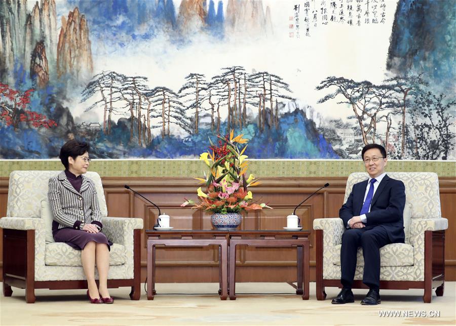 نائب رئيس مجلس الدولة الصيني يلتقي بالرئيسة التنفيذية لمنطقة هونغ كونغ الإدارية الخاصة