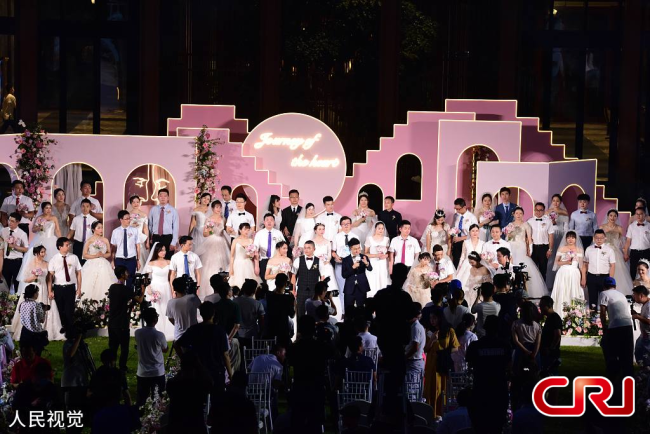 30 زوجا من العاملين الطبيين يقيمون حفل زفاف جماعي في هاينان
