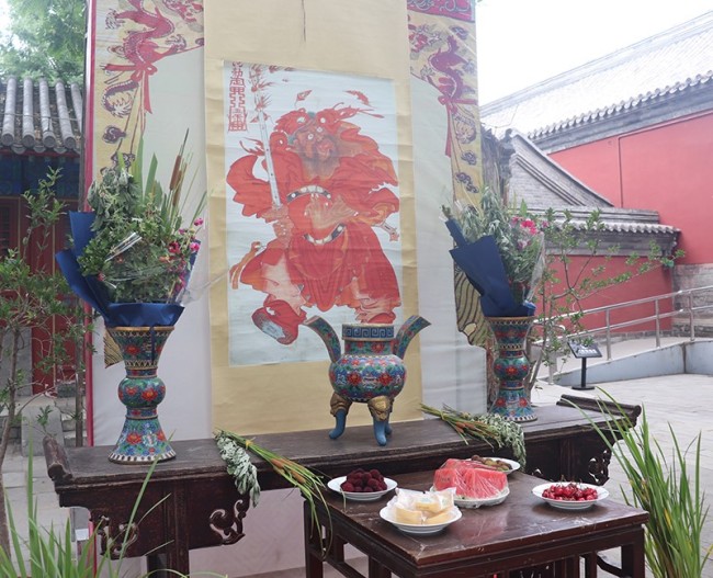 متحف بكين للعادات والتقاليد الشعبية يقيم عرضا خاصا بعيد قوارب التنين الصيني التقليدي