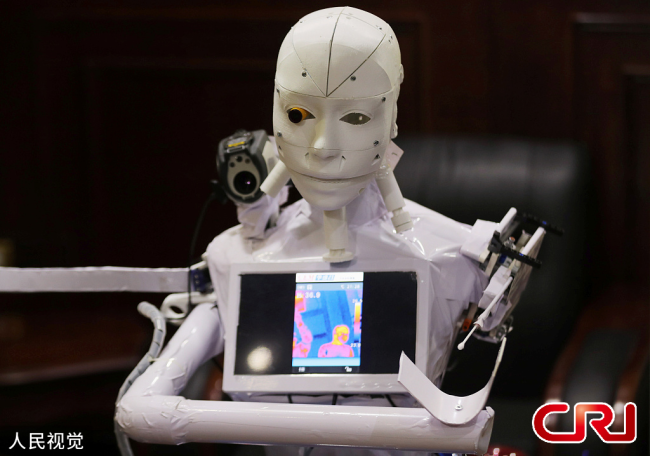 روبوت يجري اختبار الحمض النووي للجمهور في مصر