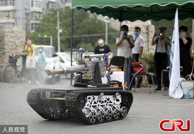 ظهور روبوتات التعقيم في شوارع بكين