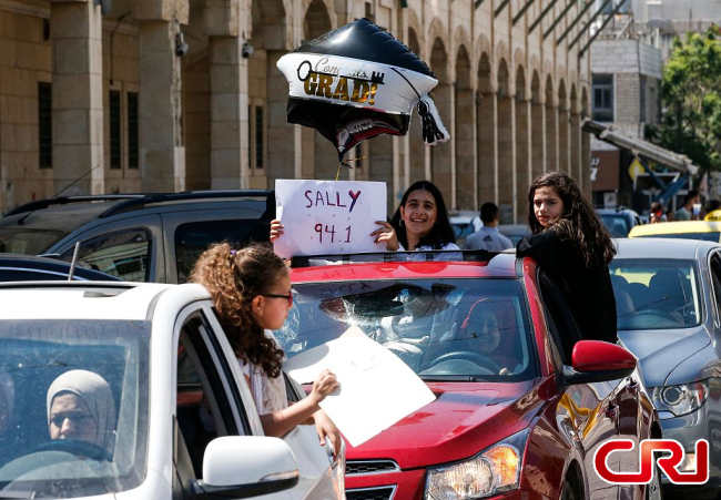 طلاب المدارس الثانوية الفلسطينية يشاركون في موكب سيارات للاحتفال بإعلان نتائج الاختبارات