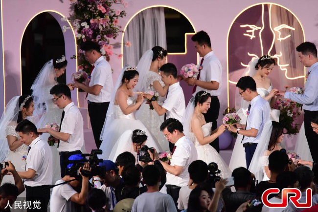 30 زوجا من العاملين الطبيين يقيمون حفل زفاف جماعي في هاينان