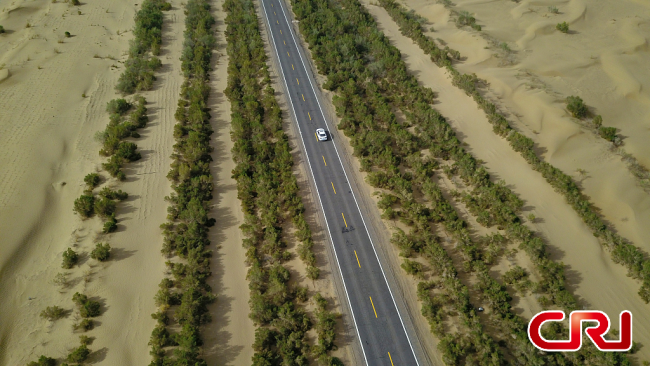 طريق تاكليماكان الصحراوي السريع في شينجيانغ