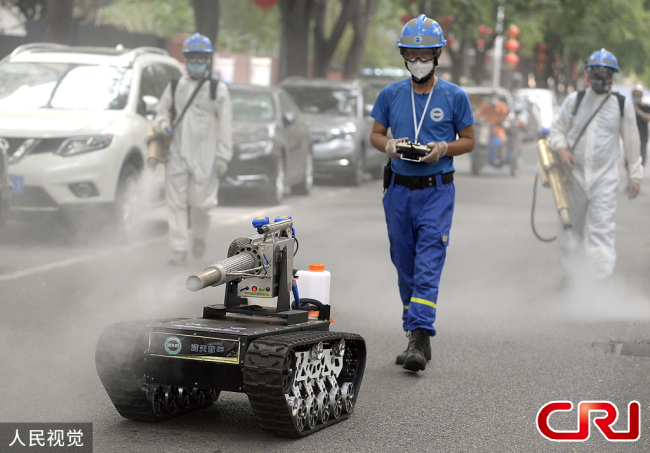 ظهور روبوتات التعقيم في شوارع بكين