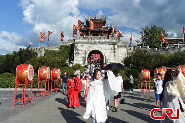 مائة جمال في أزياء صينية تقليدية تستعرض في مدينة تشينغيان القديمة