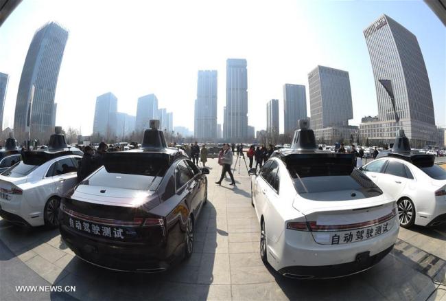 بعد شانغهاي وتشونغتشينغ... بكين تبدأ تجربة سيارات دون سائق على طرقها