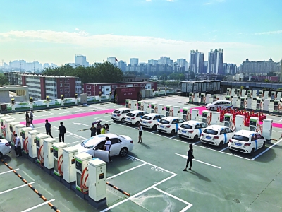 北京で電気自動車用「空中充電スタンド」稼働開始