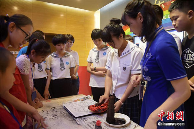 「00後」の日本人中学生たち、中国伝統工芸「影絵芝居」を体験　河北省