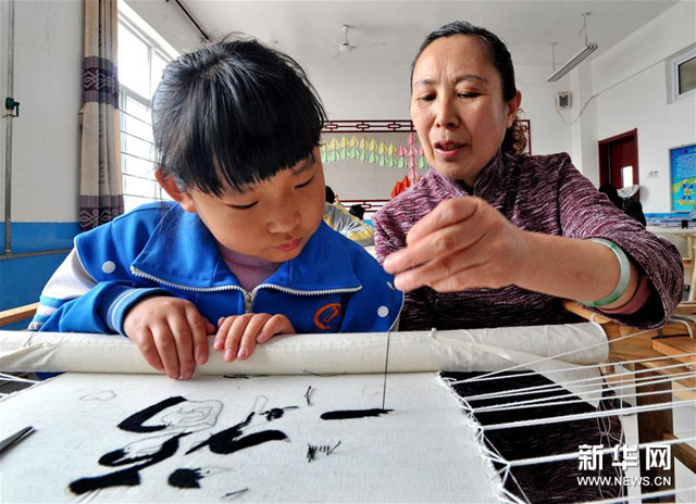 河北省：書道を刺繍する
