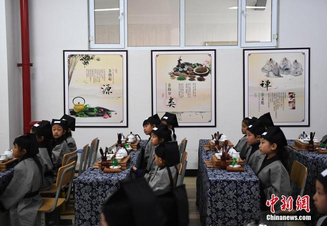 小学校で中国伝統の茶道を体験する子供たち　長春