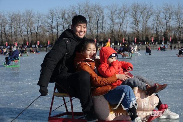 图片默认标题_fororder_游客在北京市天然冰场享受冰雪带来的快乐