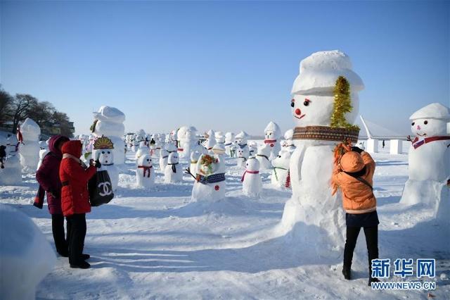 图片默认标题_fororder_2019个各式各样的雪人，近日在冰城哈尔滨市的松花江畔亮相