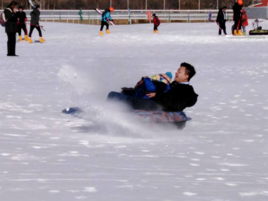 图片默认标题_fororder_呼和塔拉冰雪体育旅游文化节,游客在享受冰雪乐趣 图片来源：内蒙古晨网