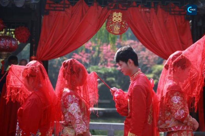 คู่บ่าวสาว 6 คู่จากเมืองหยางโจวขี่ม้านั่งเกี้ยวกราบไหว้ฟ้าดินแต่งงาน พิธีการแต่งงานแบบพ่อค้าเกลือโบราณปรากฏให้เห็นอีกครั้ง