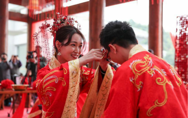 เมืองกุ้ยหยาง : โรงเรียนขงจื่อจัดงานแต่งตามประเพณีจีน