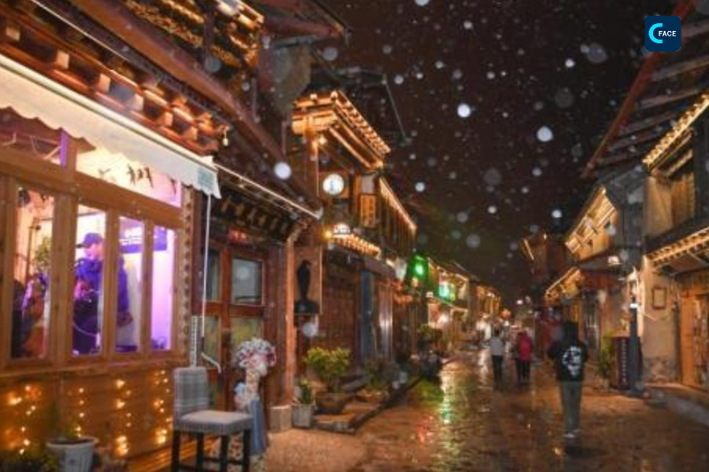 เมืองโบราณยามค่ำคืนหิมะแห่งแชงกรีลา ยูนนาน งดงามประดุจภาพวาด