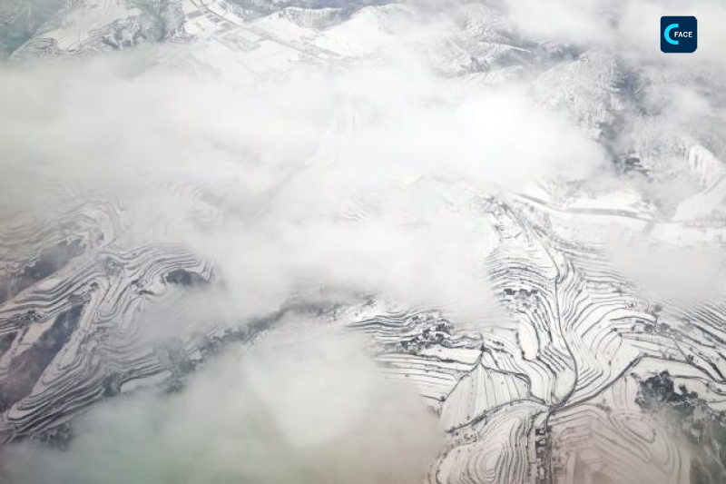 ท่องเที่ยวมณฑลกานซู่: ทะเลเมฆและภูเขาหิมะ ณ ที่ราบสูงหวงถู่รายล้อมด้วยนาขั้นบันได “เส้นตัวโน้ตบรรทัด 5 เส้น”