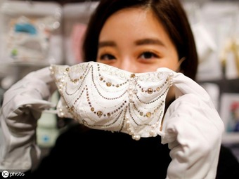 ダイヤや真珠がキラキラ輝く超高額「100万円マスク」が登場　日本