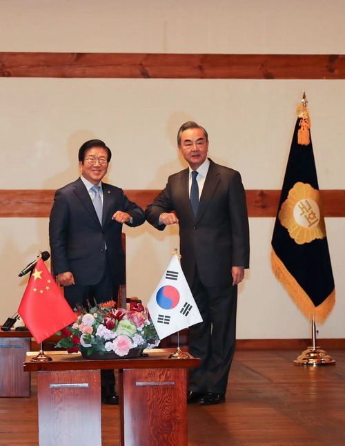 وزير الخارجية الصيني يجري مباحثات مع رئيس الجمعية الوطنية لكوريا الجنوبية حول تحسين العلاقات الثنائية