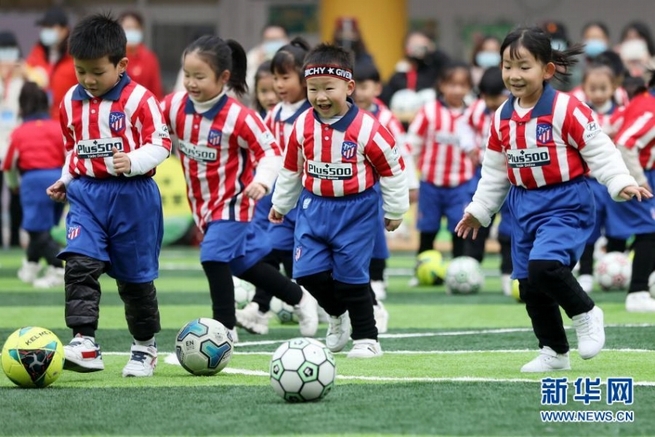 可愛いサッカープレーヤーたち！サッカー教育を特色にした幼稚園　安徽省