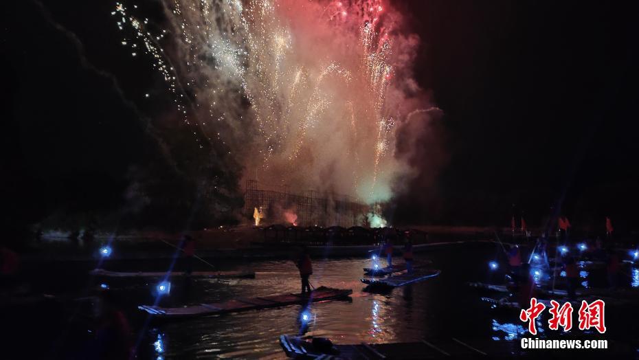 陽朔八大美景の一つ「漓江漁火」、今年も漓江の畔に灯る　広西