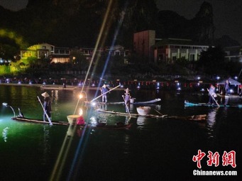 陽朔八大美景の一つ「漓江漁火」、今年も漓江の畔に灯る　広西